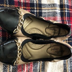 Flexed flats with gold chain